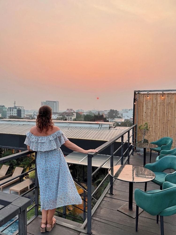 Lao Poet Hotel 68/71