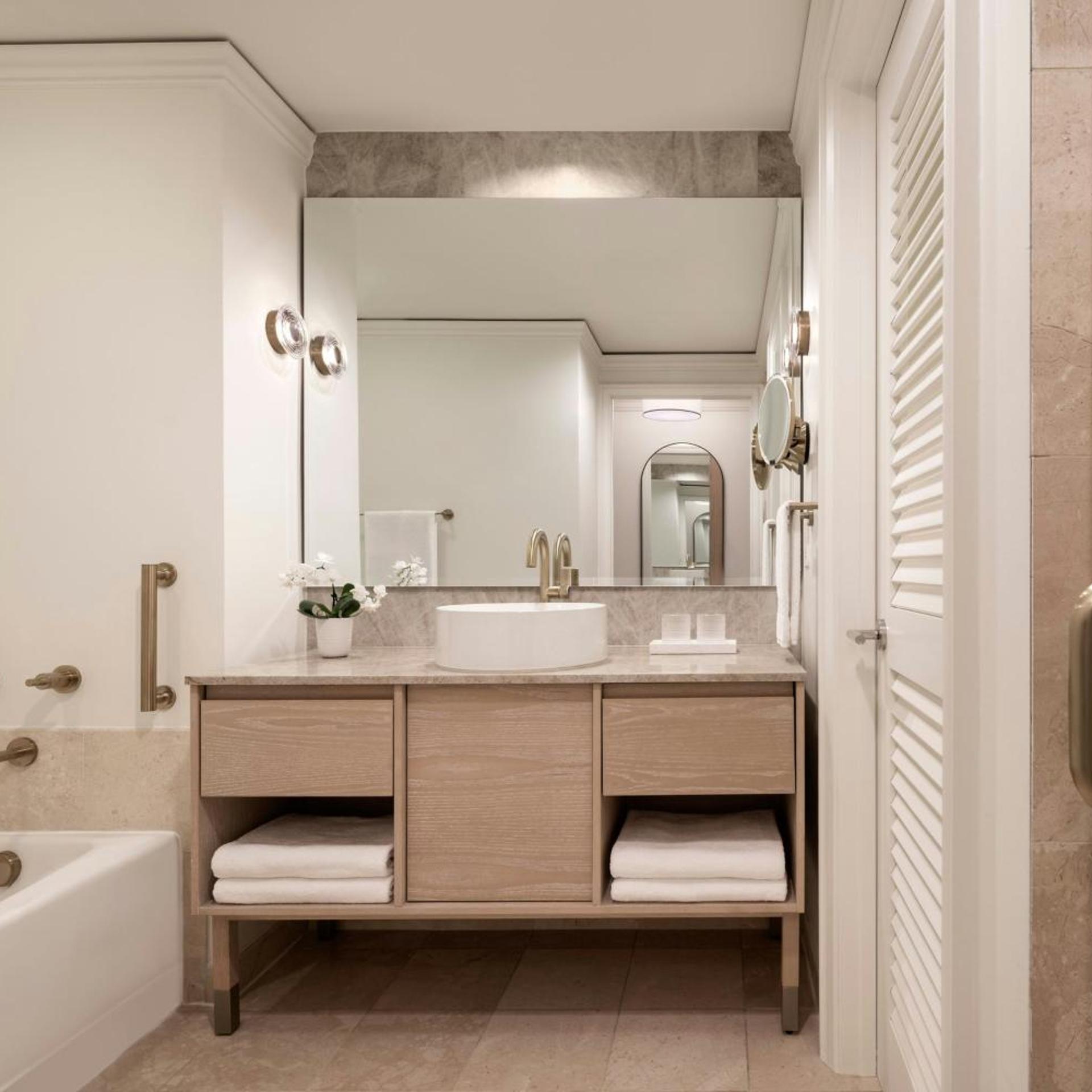 Room, King Bed, Resort View, The Ritz Carlton Key Biscayne 3/3