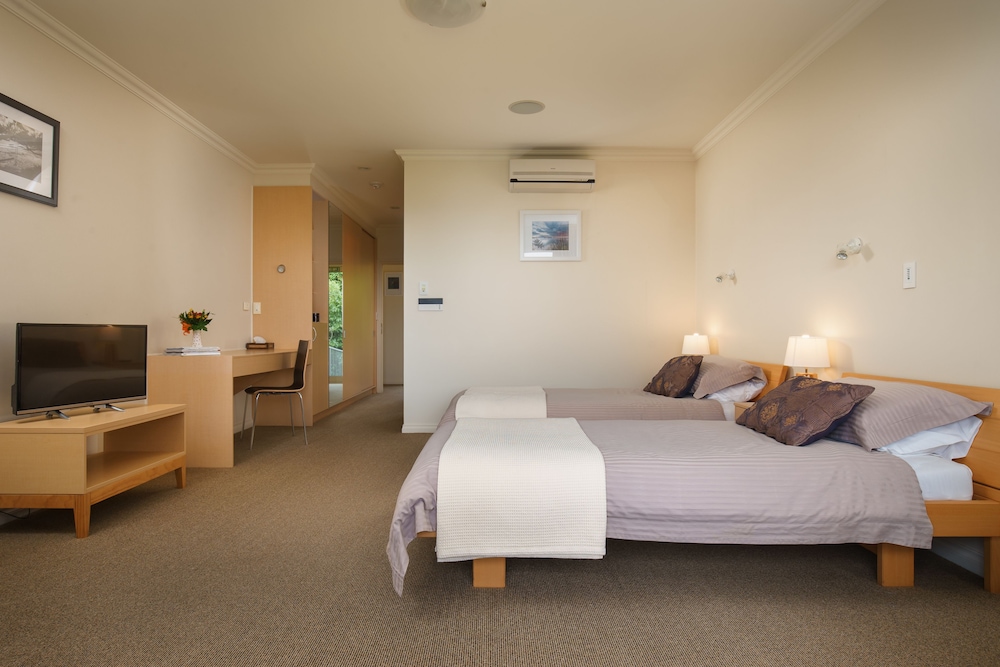 LUXURY, TWIN BEDS, PARTIAL LAKE VIEW, PRIVATE BATHROOM