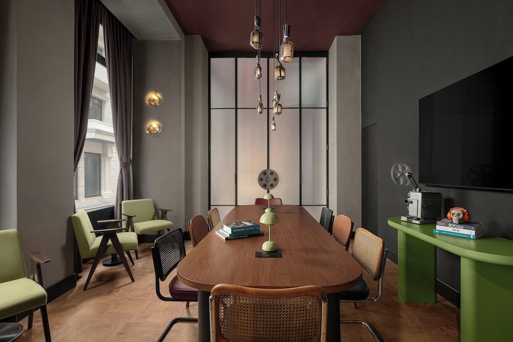 Moxy Istanbul Beyoglu 35/50