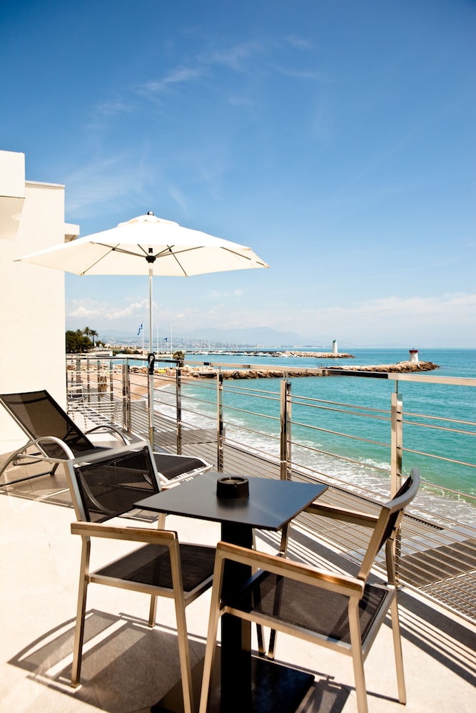Villa Azur Hotel 24/34