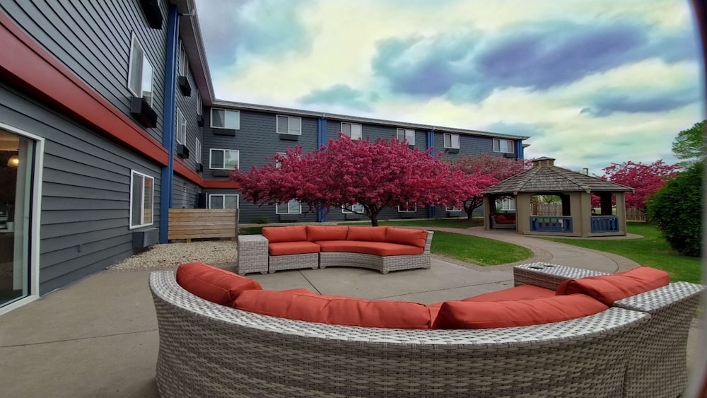 Best Western Plus Hudson I-94 24/28