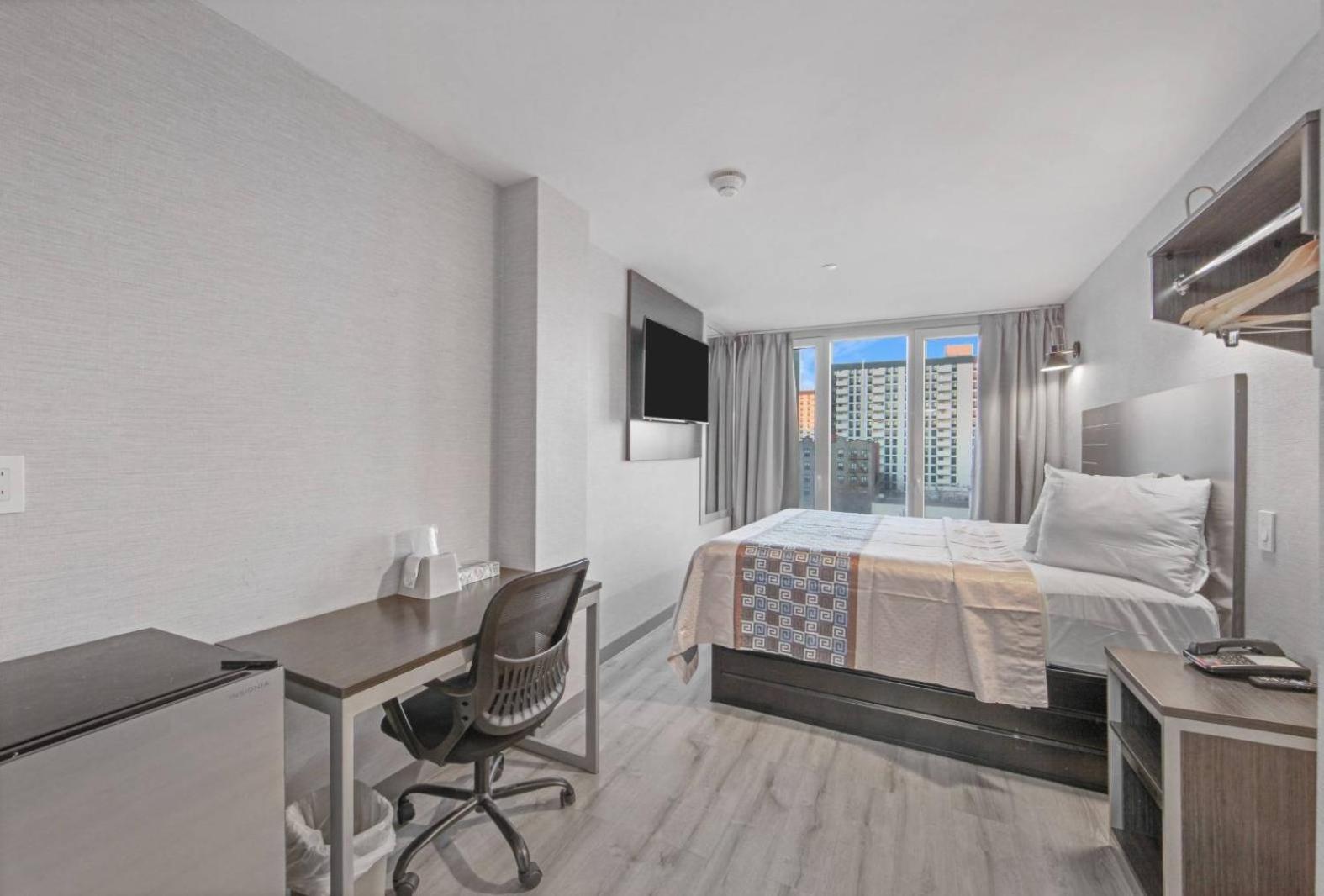 Deluxe, Queen Bed