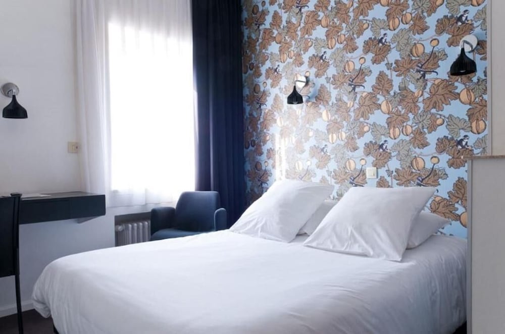 ROOM, DOUBLE BED