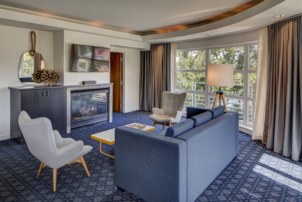 Rivers Edge Hotel Portland Tapestry Collection by Hilton 42/63