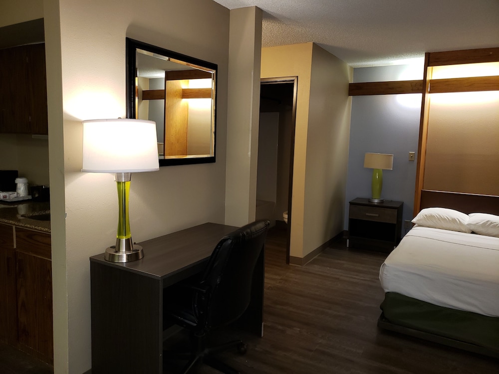 Super 8 By Wyndham Milwaukee Airport 25/57