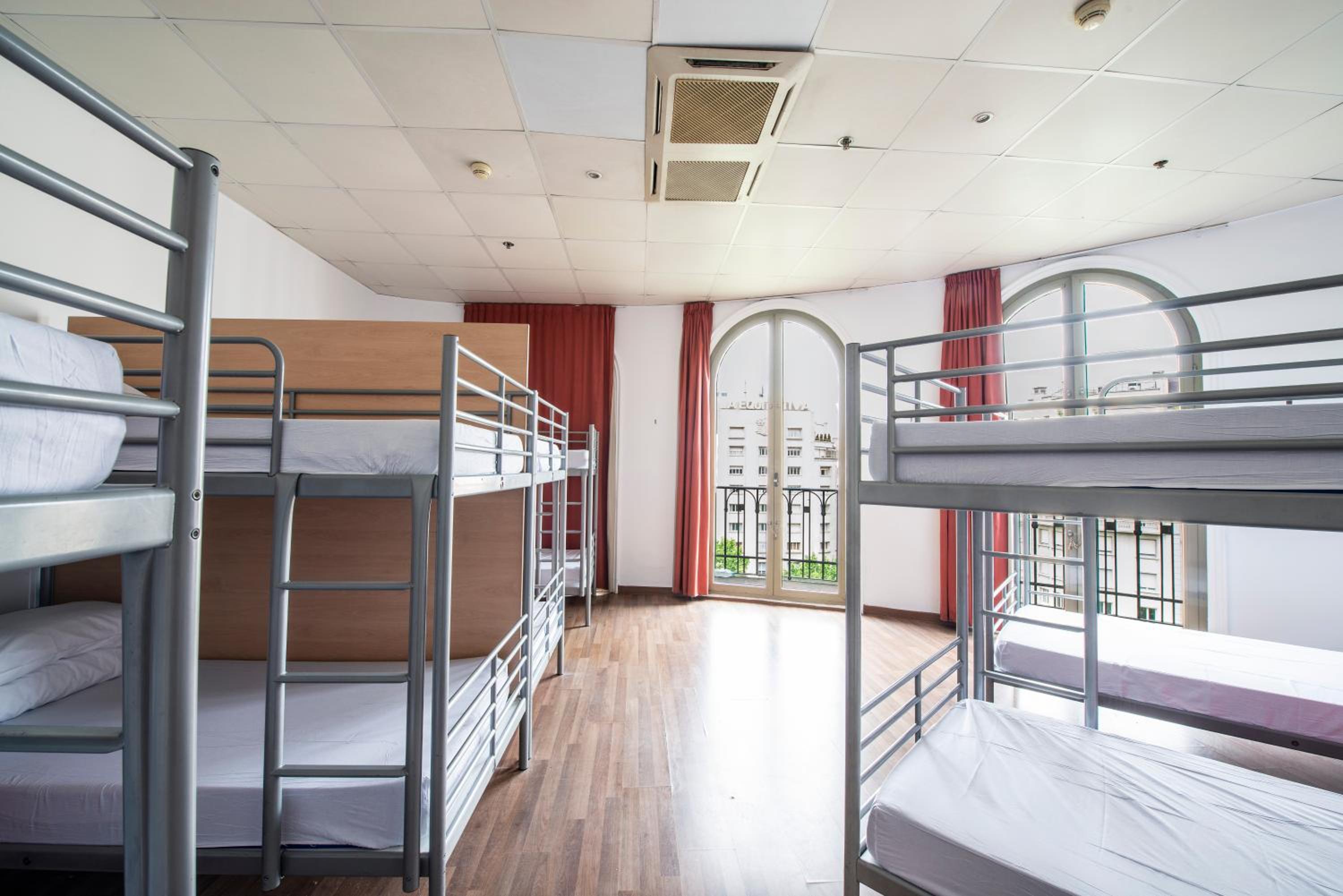 Private, 12 Beds, Shared Bathroom