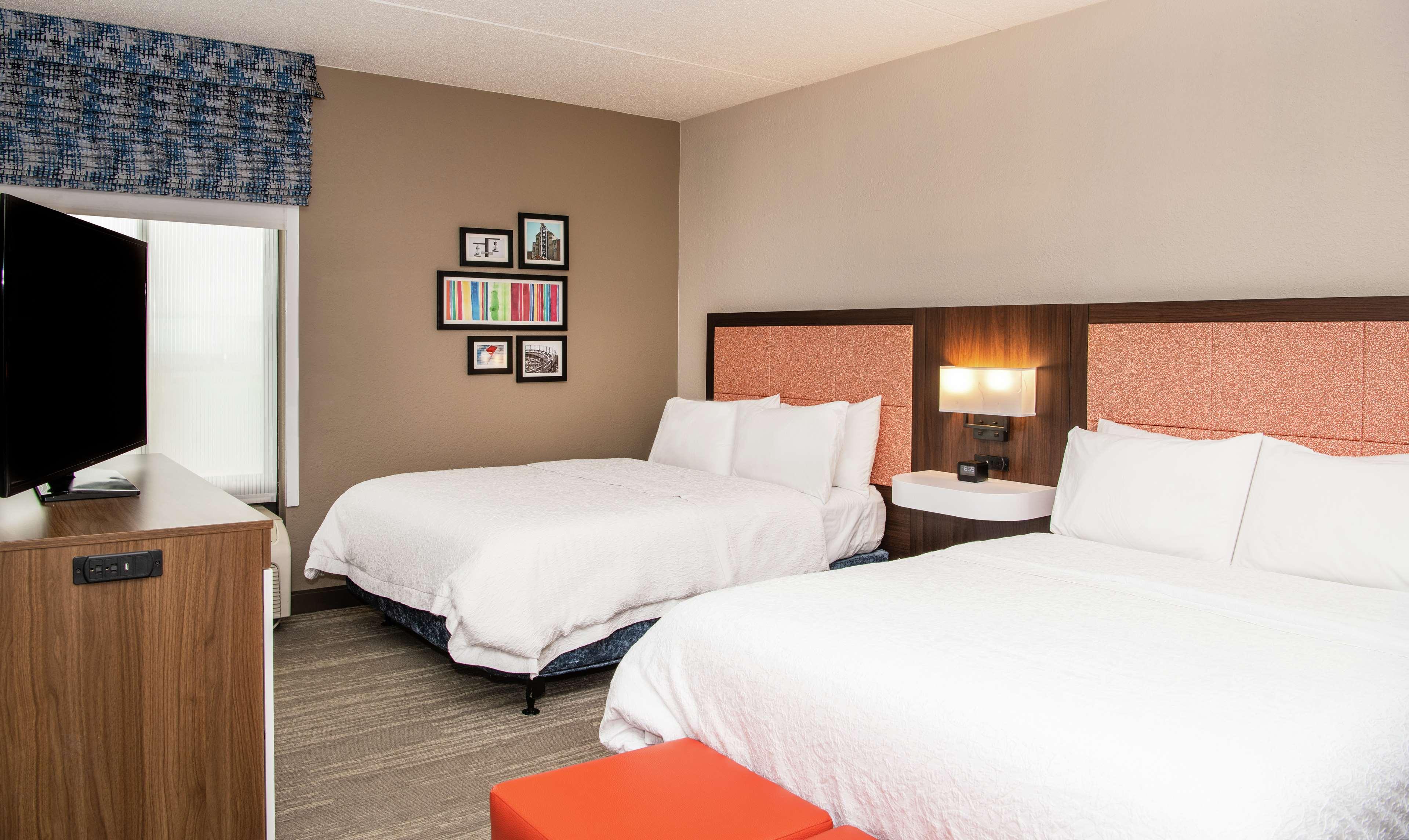 ROOM, 2 QUEEN BEDS, BATHTUB, CORNER, ACCESSIBLE