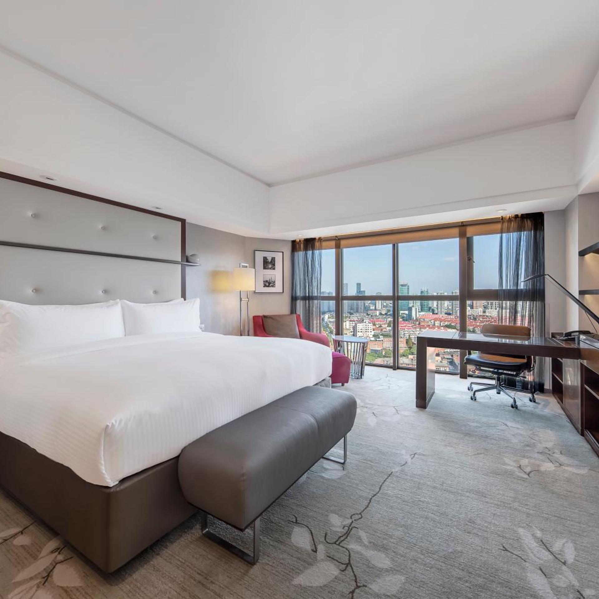 غرفة ديلوكس بسرير كينج بإطلالة على المدينة، Intercontinental Shanghai Pudong 2/6