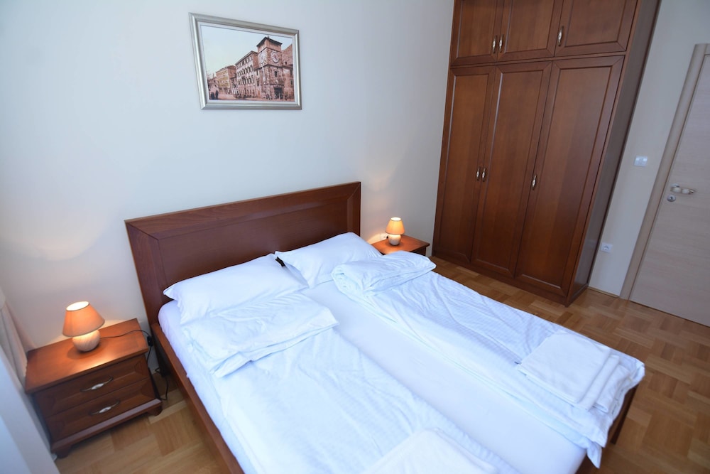 Apartments Dobrotski Dvori 4/64