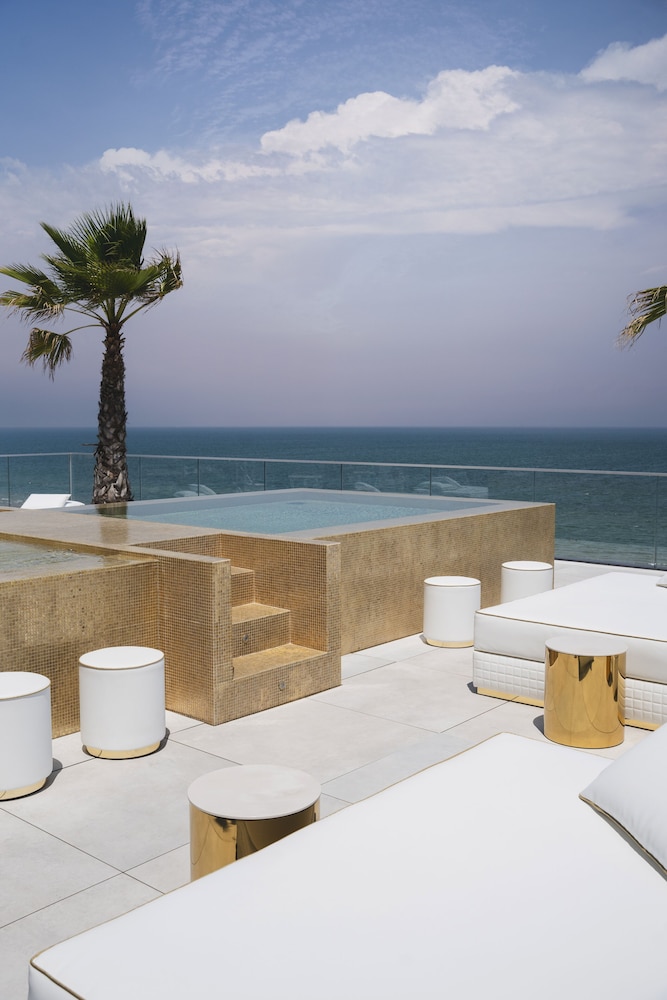 The Promenade Luxury Wellness Hotel 66/68