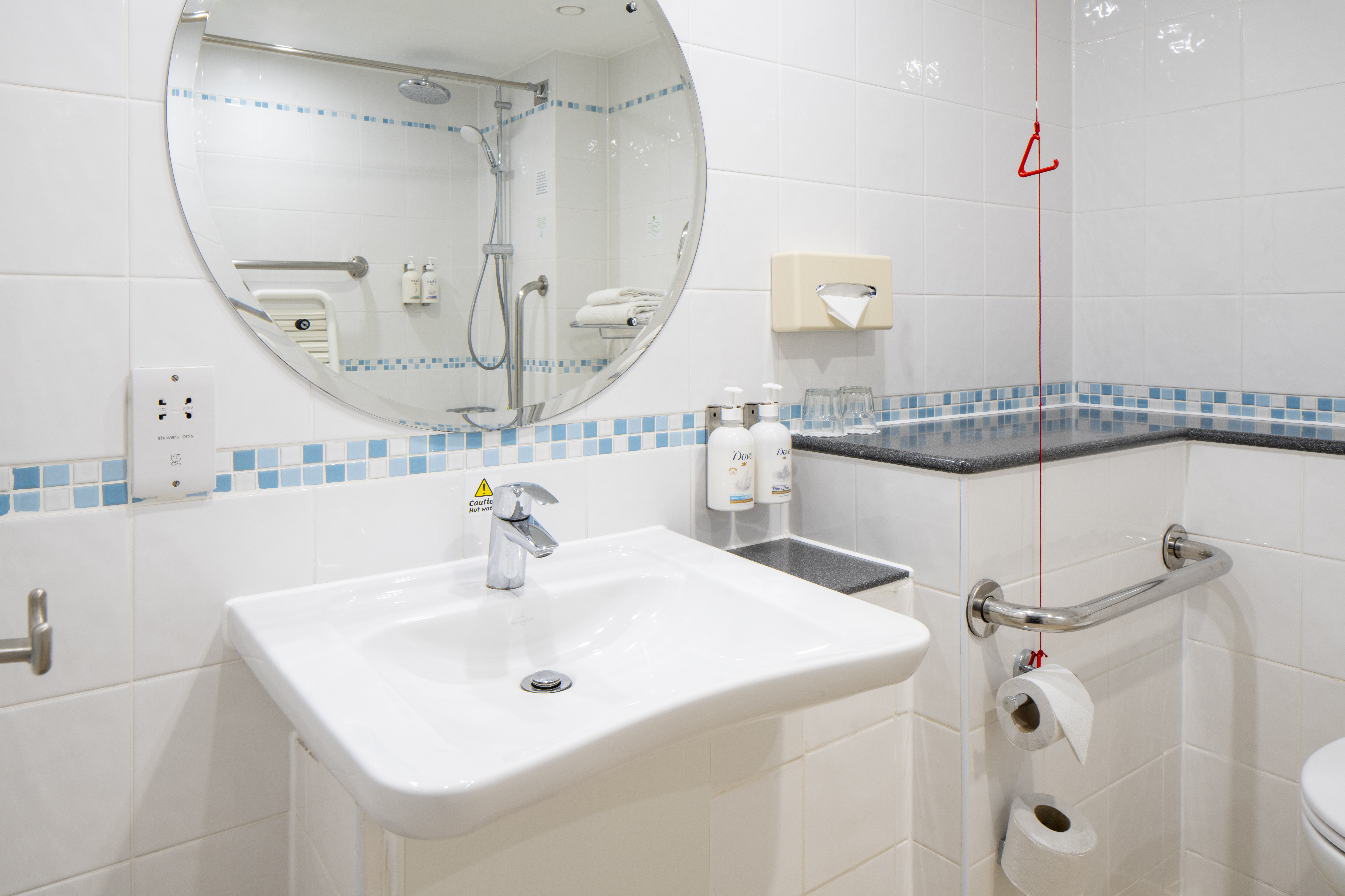 HOLIDAY INN CAMBRIDGE 72/75