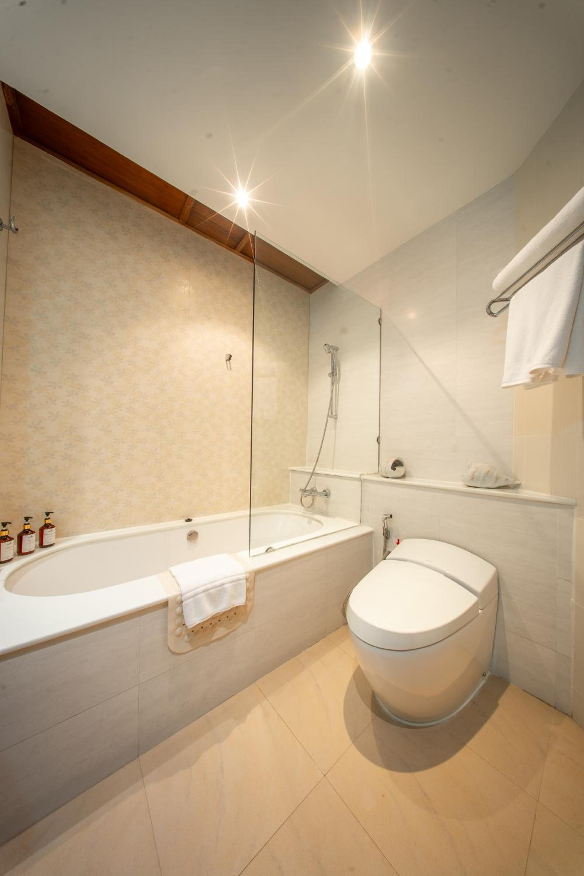 جناح جونيور بسرير كينج مع أريكة، Kodchasri Thani Hotel Chiangmai 9/10