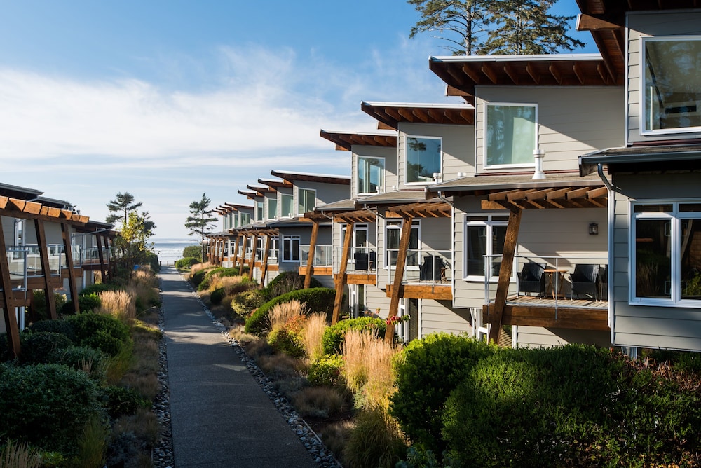 Cox Bay Beach Resort 7/68