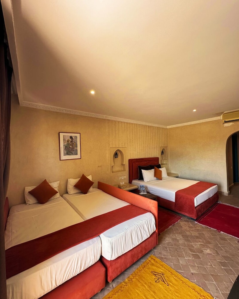 ROOM, QUADRUPLE