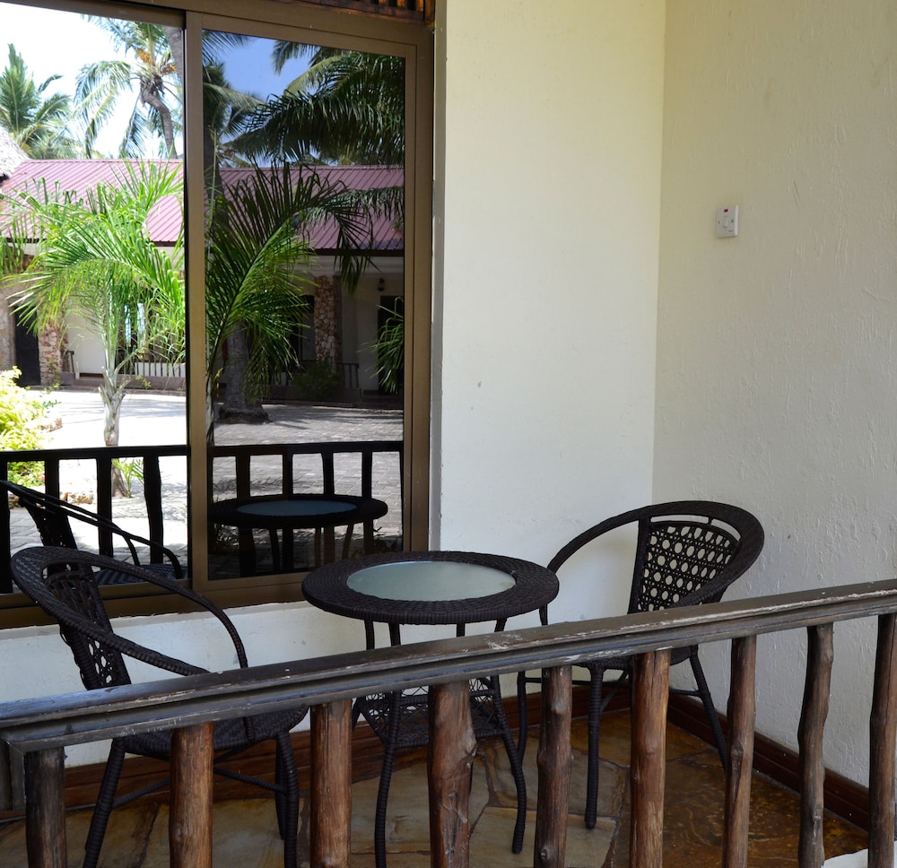 Serene Beach Resort 60/76