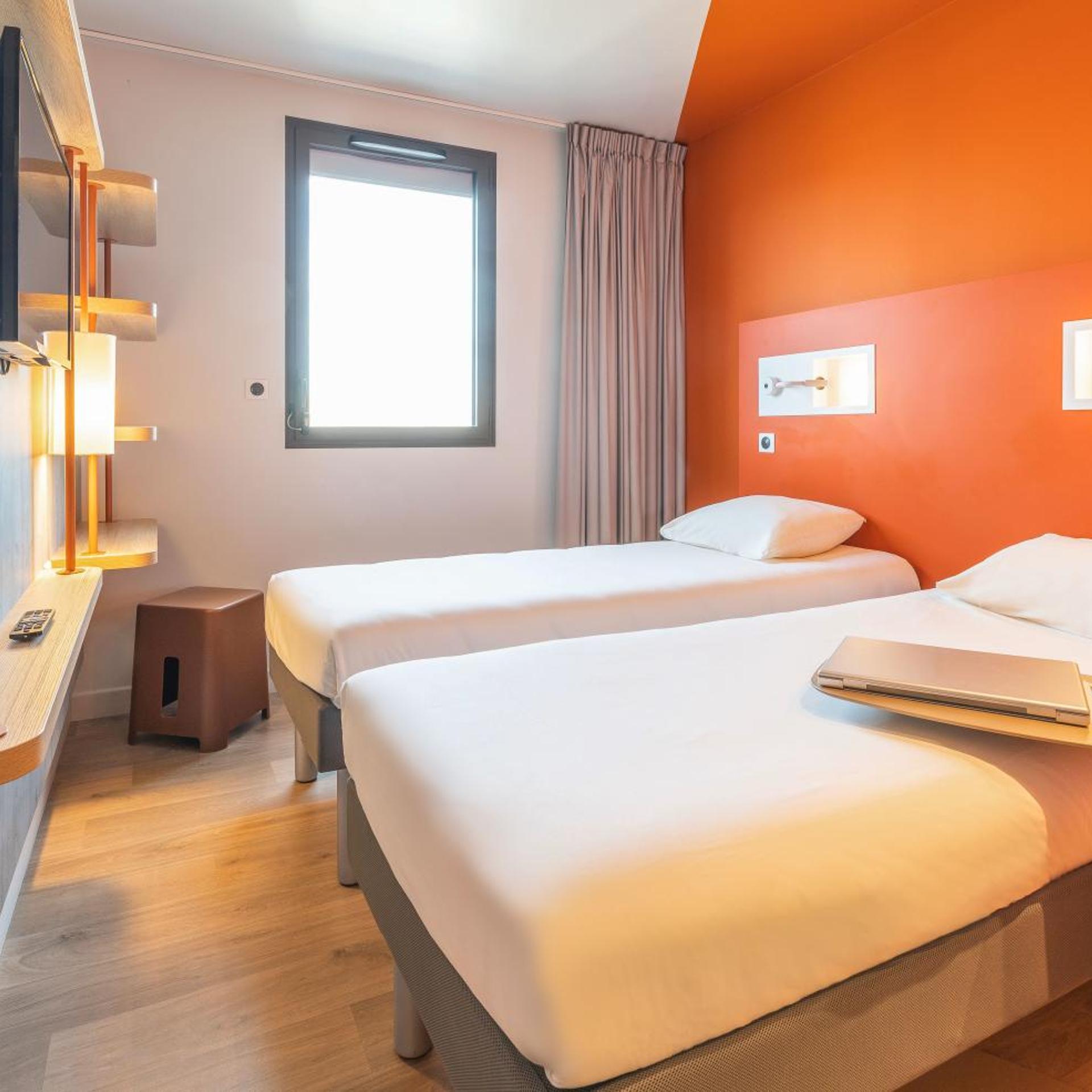 ROOM, TWIN BEDS