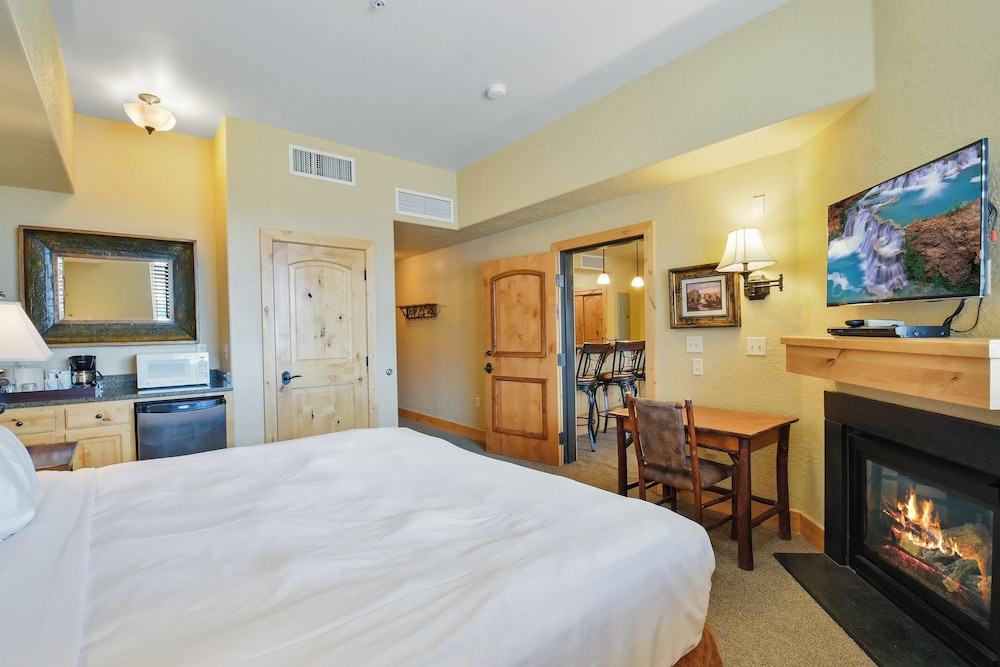 3 BEDROOMS, CONDO, SILVERADO, LOFT, LODGE