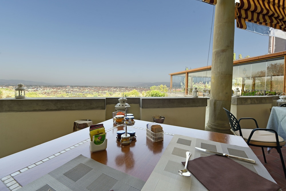 VILLA TOLOMEI HOTEL AND RESORT 55/71