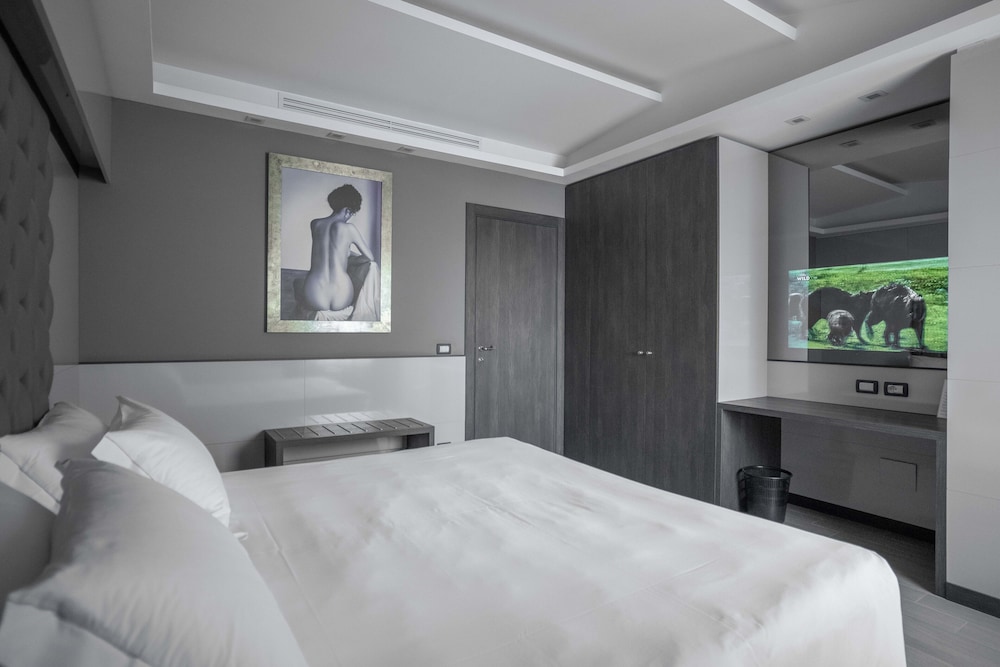 Suite, Queen Bed, Sofa