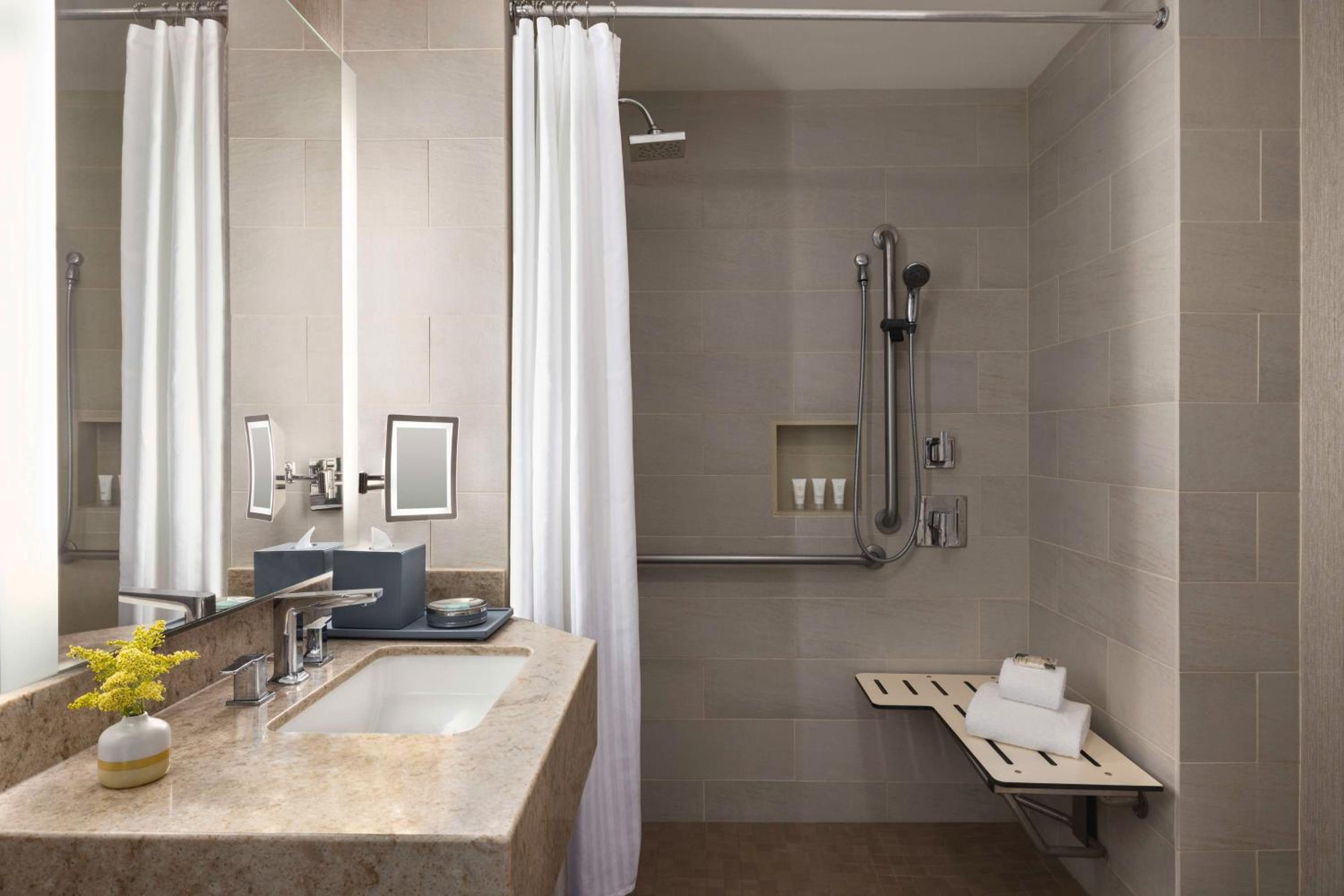 Room, King Bed, with Pool, Accessible، The Woodlands Resort, Curio Collection by Hilton 4/6
