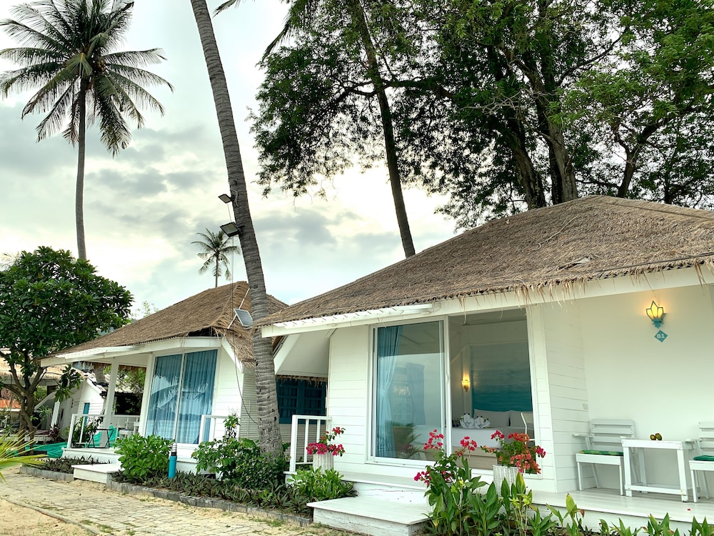 Sand Sea Beach Resort in KOH SAMUI