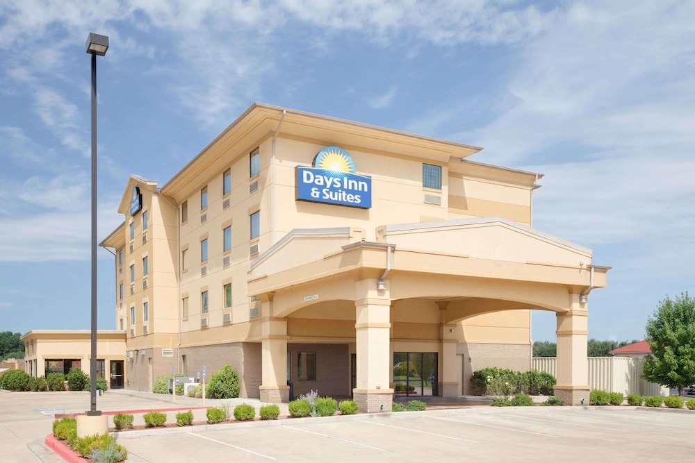 Days Inn & Suites By Wyndham Russellville 2/33