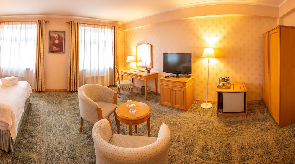 The Continental Hotel 34/50