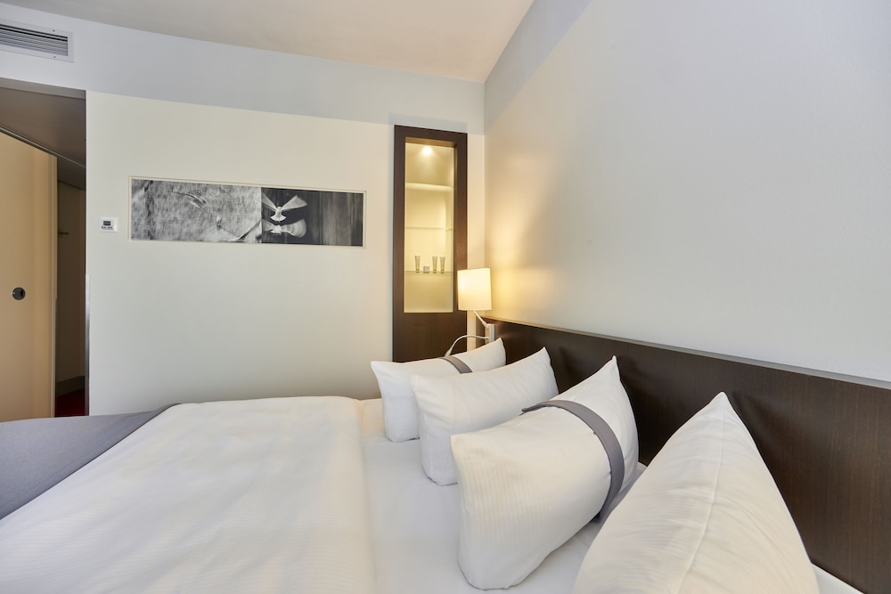 Holiday Inn Berlin Airport Conference Centre Formerly Holiday Inn Berlin International Airport 31/75