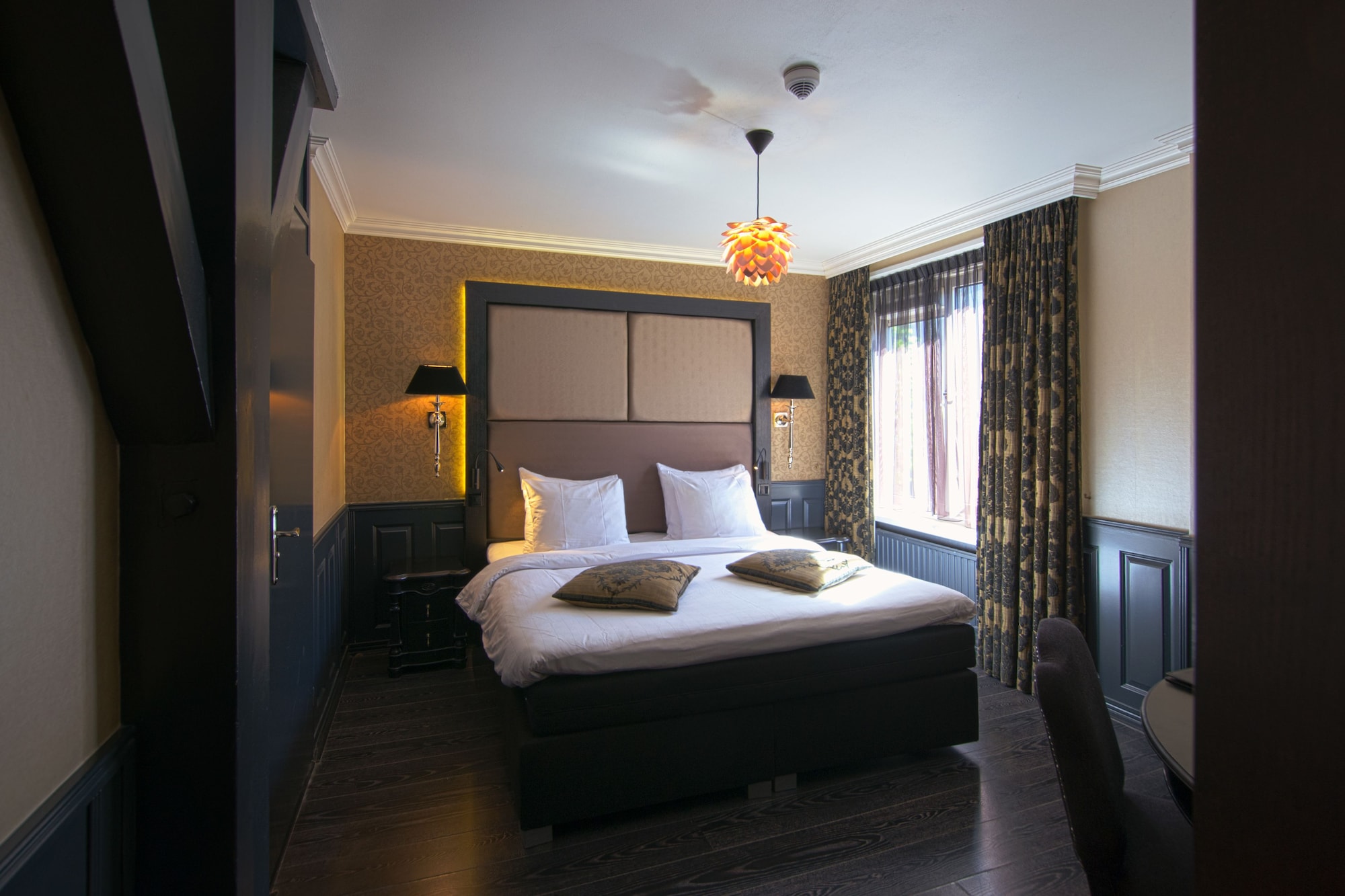 ROOM, DOUBLE BED