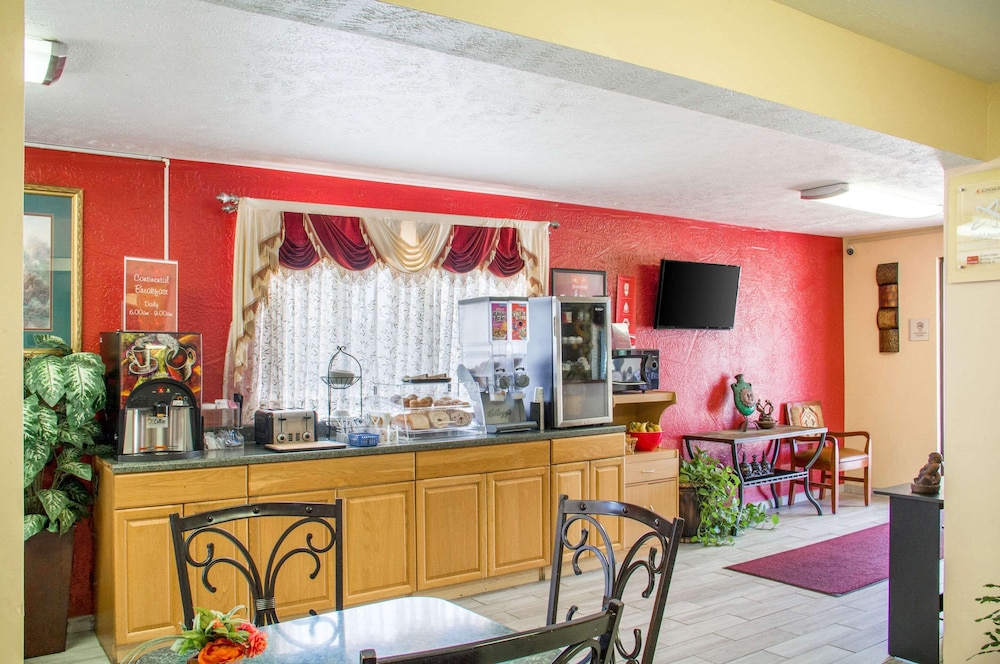 Econo Lodge Lansing Leavenworth 24/26