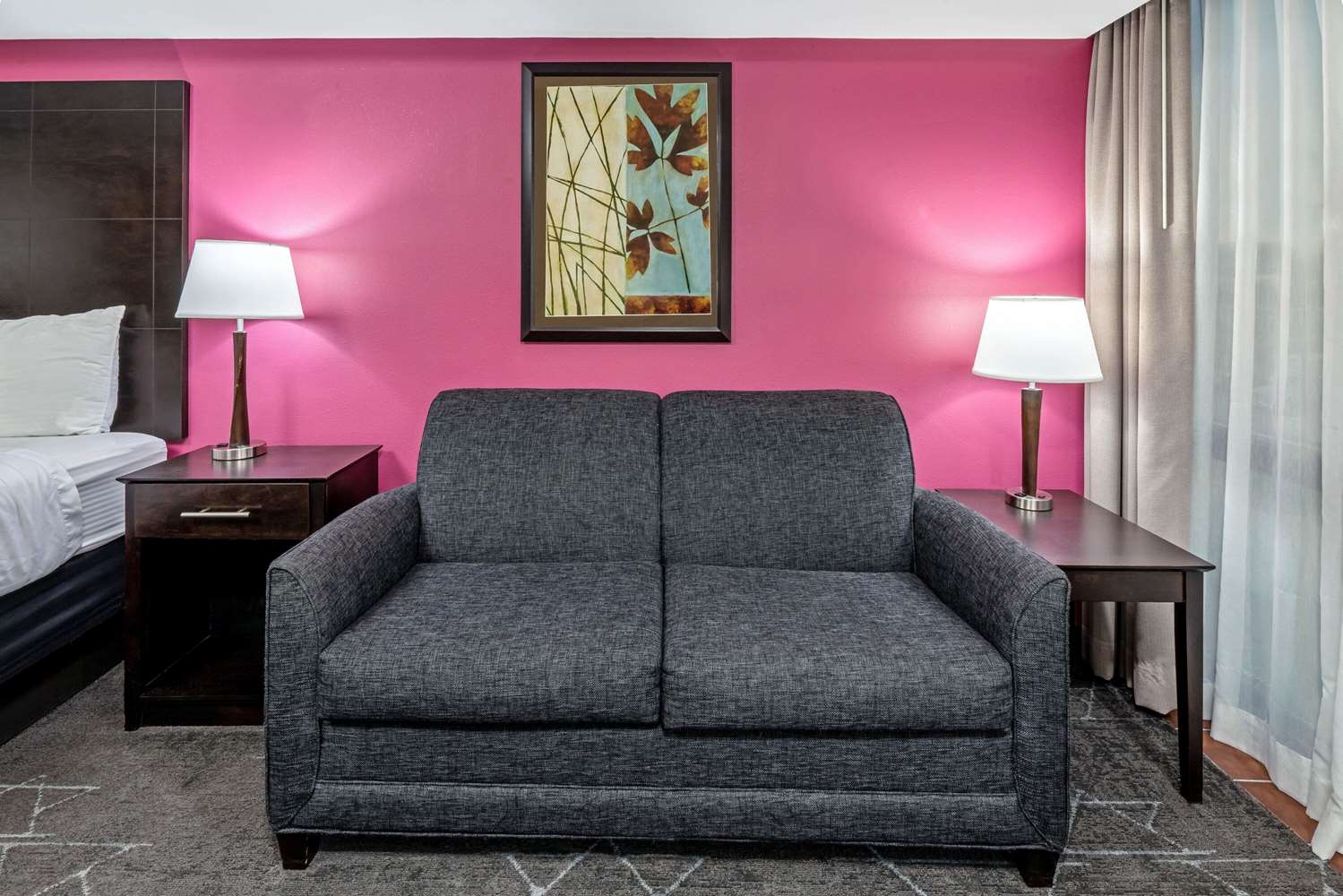La Quinta Inn & Suites by Wyndham Dallas I-35 Walnut Hill Ln 32/46