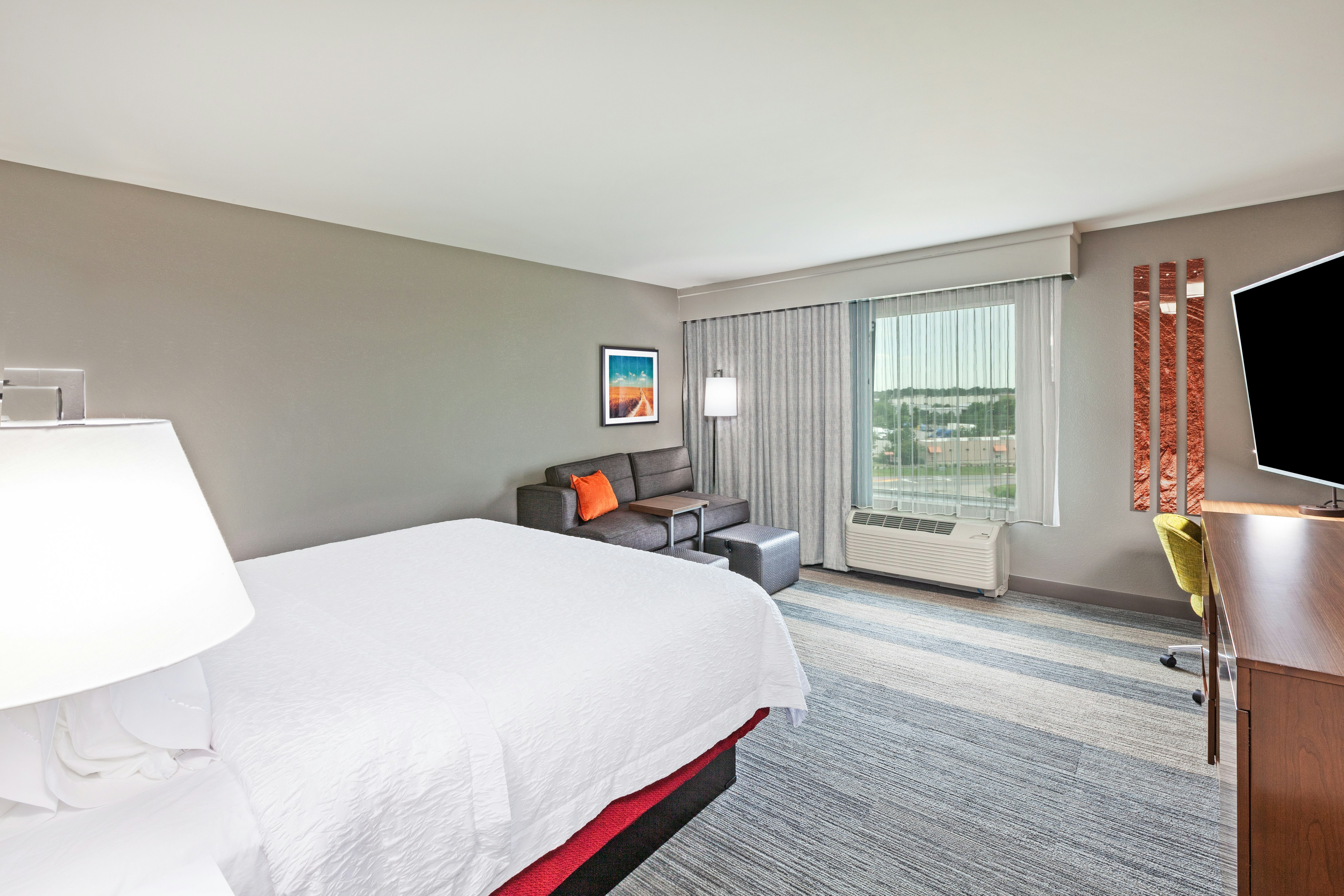 غرفة بسرير كينج، Hampton Inn Gardner Conference Center 2/3