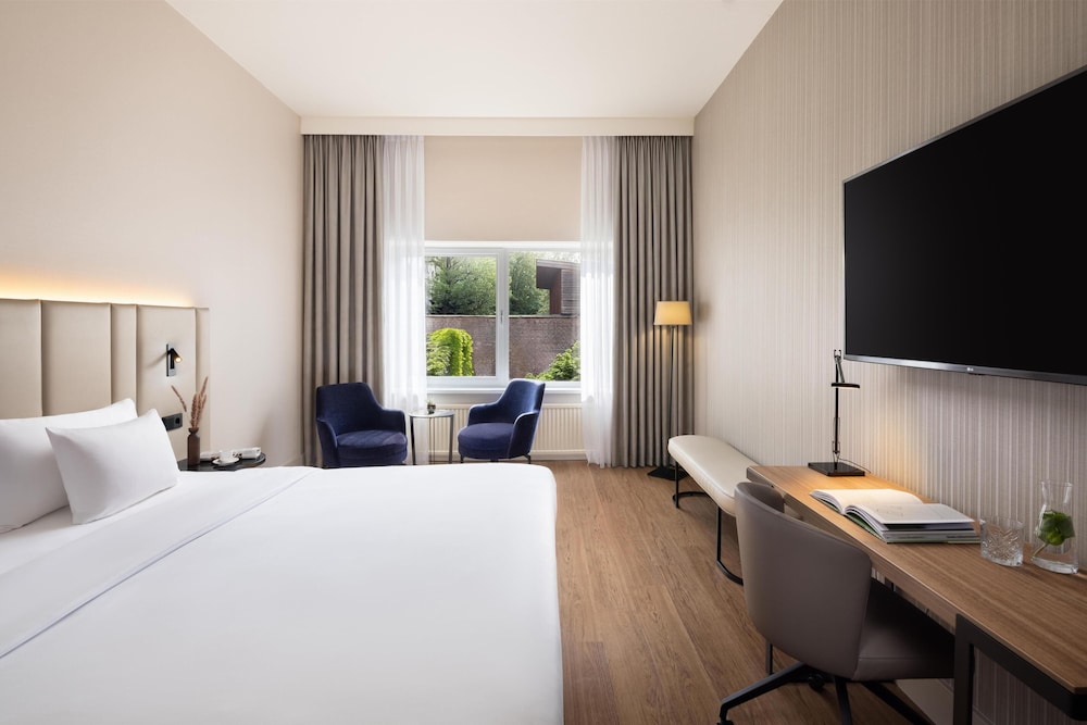 Courtyard, Superior, King Bed