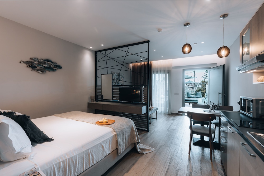 Deluxe, Apartment, Queen Bed, Pool View, Sofa