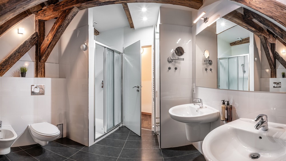 4 Arts Apartments by Adrez Living 44/52