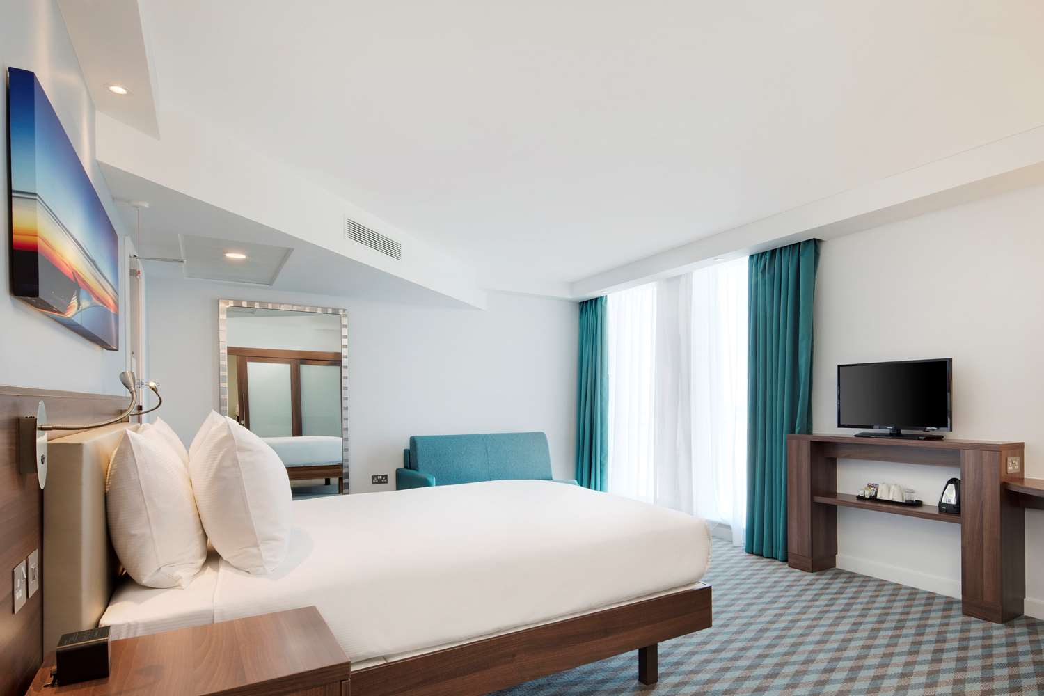 Room, Queen Bed, Runway View, Accessible