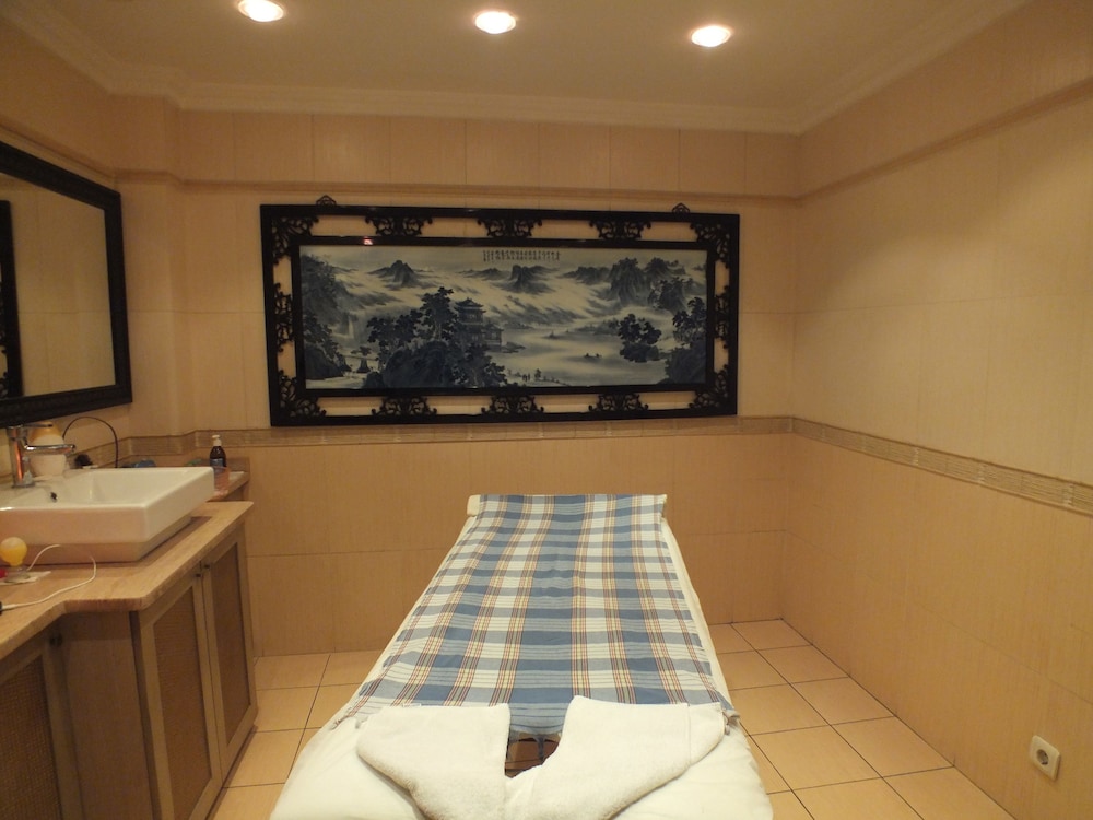 Grand Asiyan Hotel 30/46