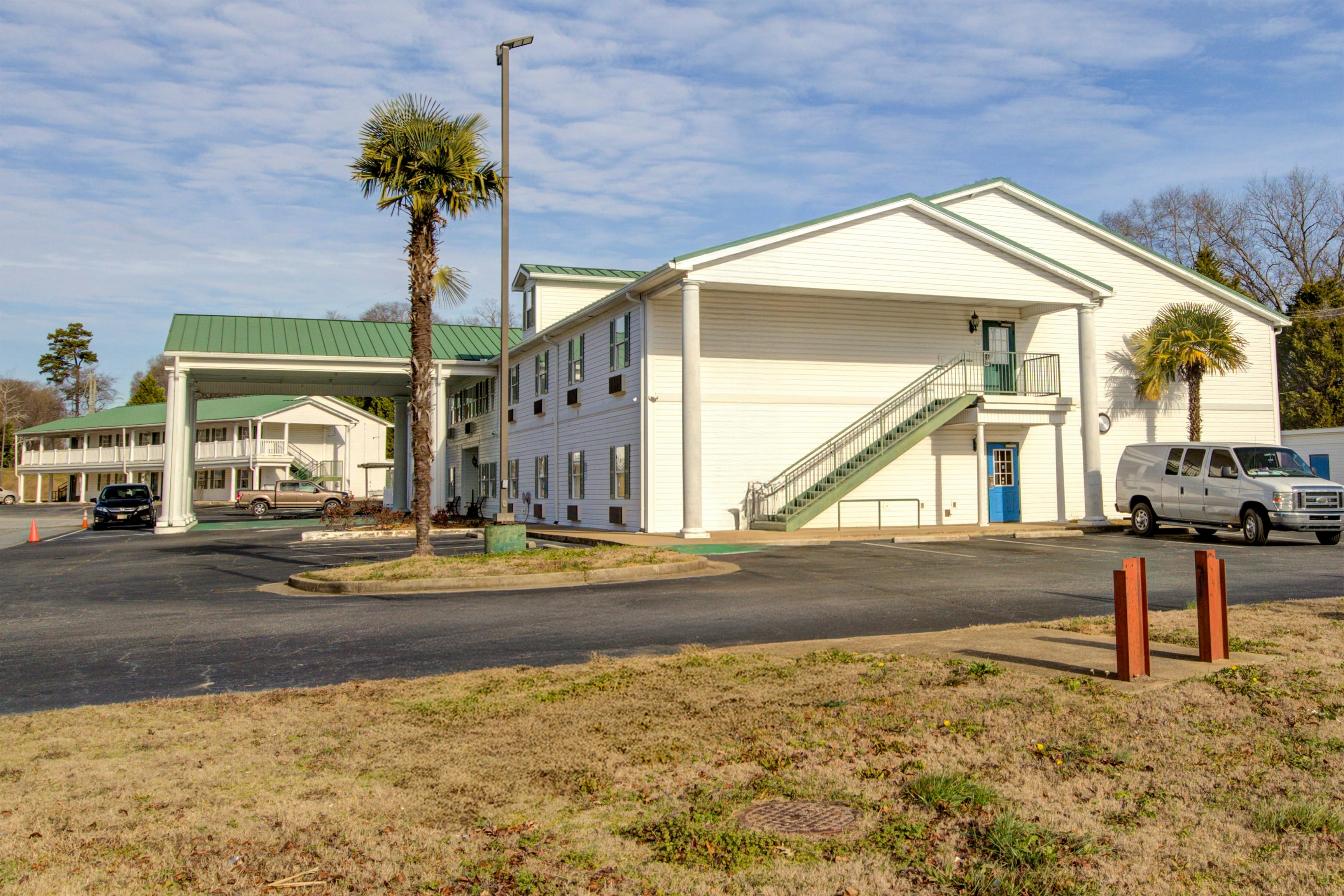 Plantation Inn & Suites Near Locust Grove I 75 26/34