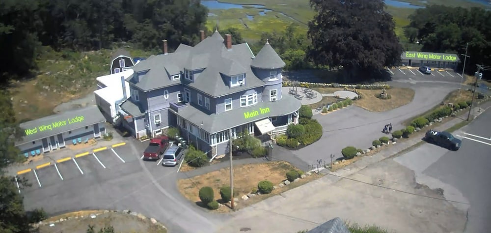 Castle Manor Inn 2/42