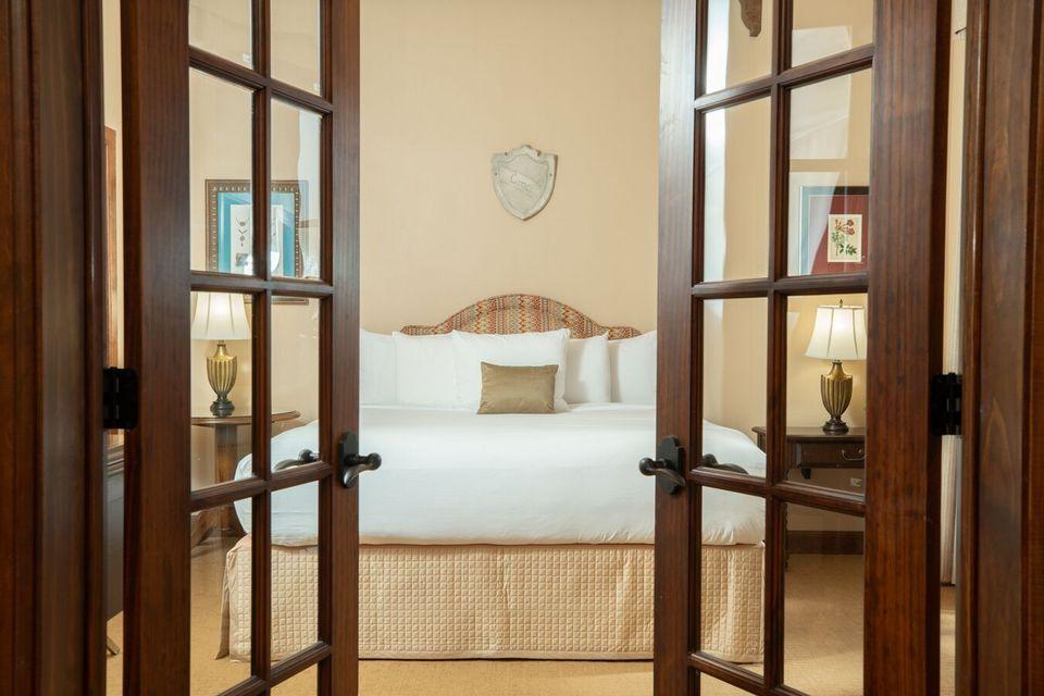 ROBIN, SUITE, KING BED, SOFA