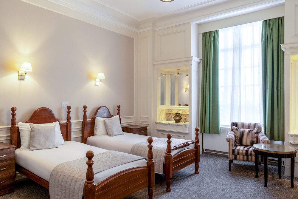 Adelphi Hotel 28/69