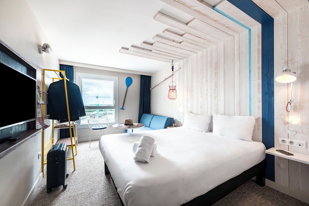 غرفة بسرير مزدوج وسرير فردي بإطلالة على البحر، Ibis Styles La Rochelle Thalasso Chatelaillon 2/6