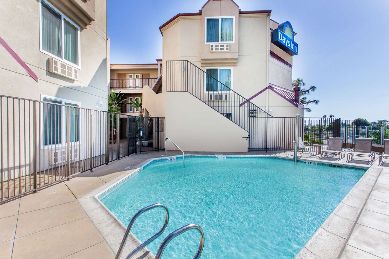 Days Inn by Wyndham Carlsbad 39/45