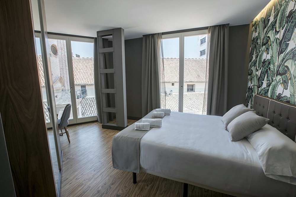 SUPERIOR, DOUBLE BED, CITY VIEW