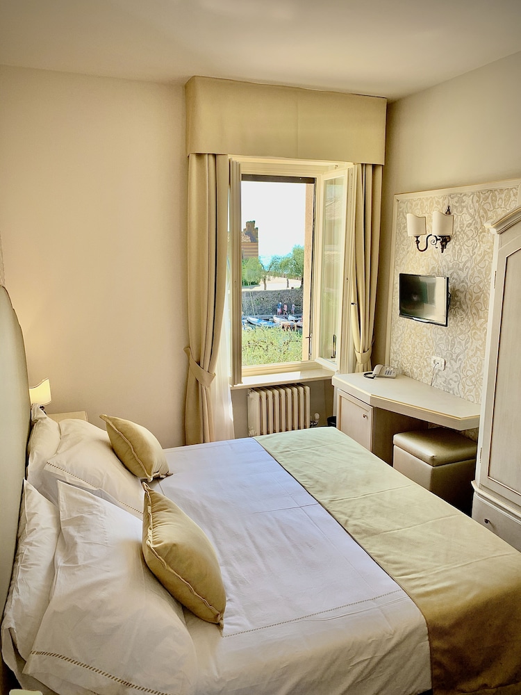 ROOM, DOUBLE OR TWIN BED, LAKE VIEW