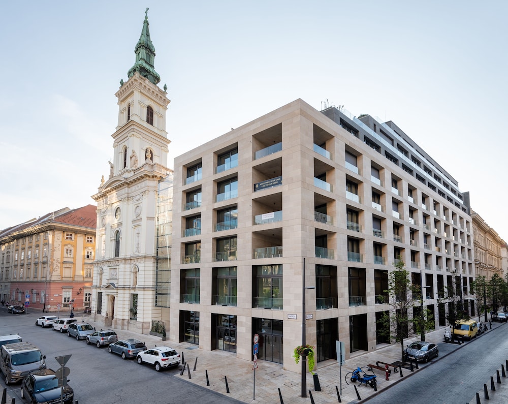 Hotel Emerald & Suites 48/56