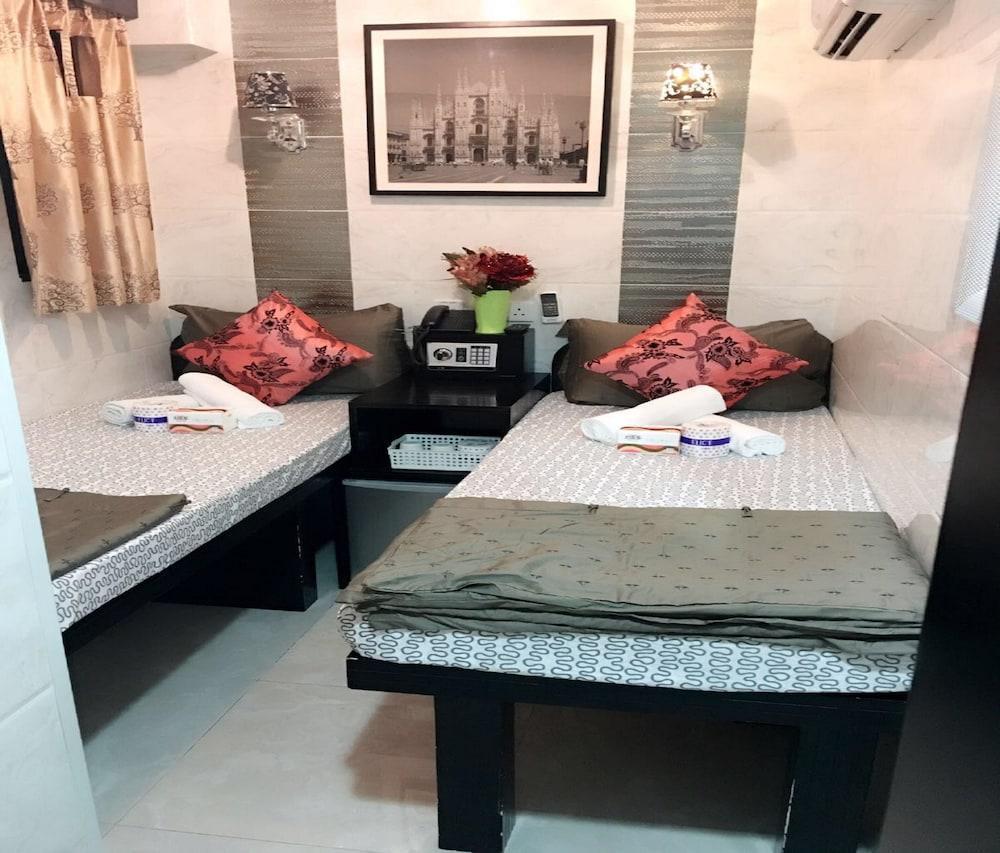 COMFORT, TWIN BEDS