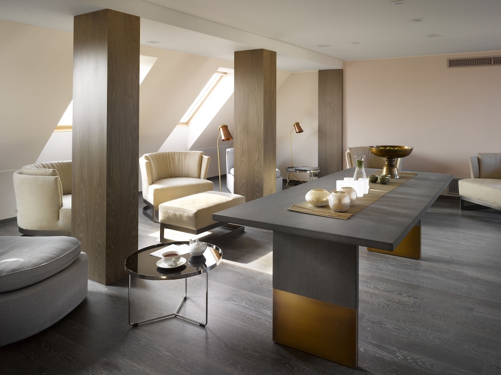Old Town Square Residence by Emblem 15/36