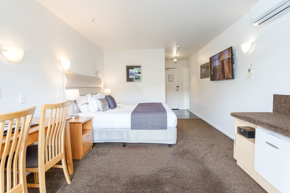 Trailways Hotel 33/70